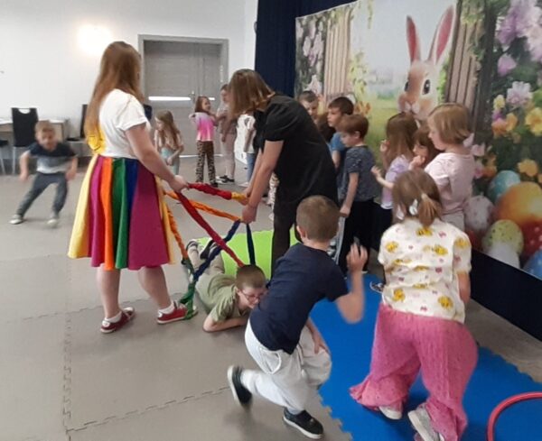 Misie biorą udział w warsztatach wielkanocnych.