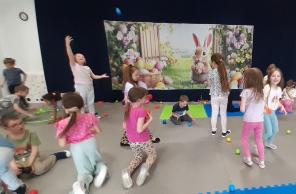 Misie biorą udział w warsztatach wielkanocnych.