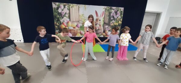 Misie biorą udział w warsztatach wielkanocnych.