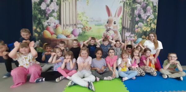 Pamiątkowe zdjęcie podsumowujące warsztaty wielkanocne.