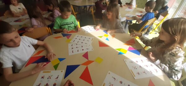 Misie pracują z tangramami.