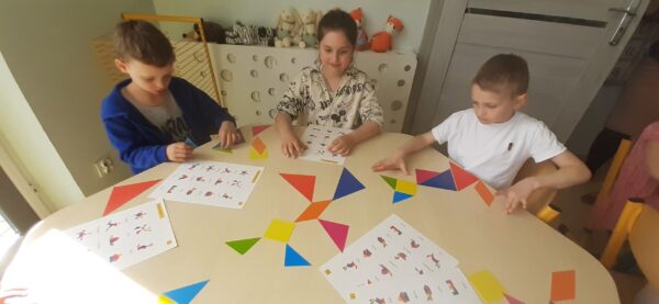 Misie pracują z tangramami.