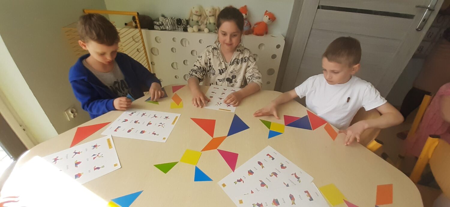 Misie pracują z tangramami.