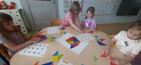 Misie pracują z tangramami.