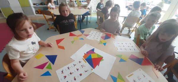 Misie pracują z tangramami.