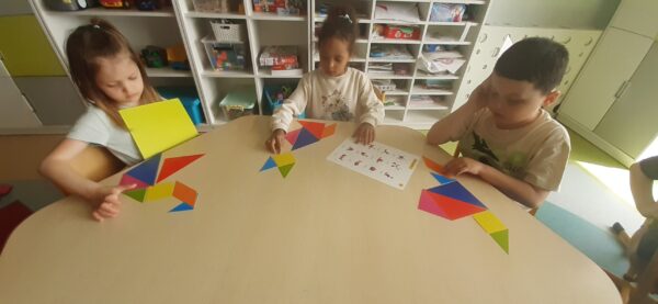 Misie pracują z tangramami.