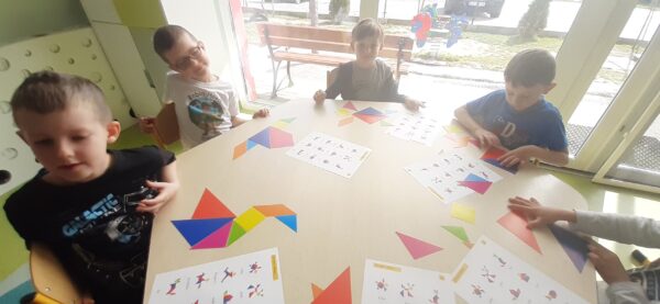 Misie pracują z tangramami.