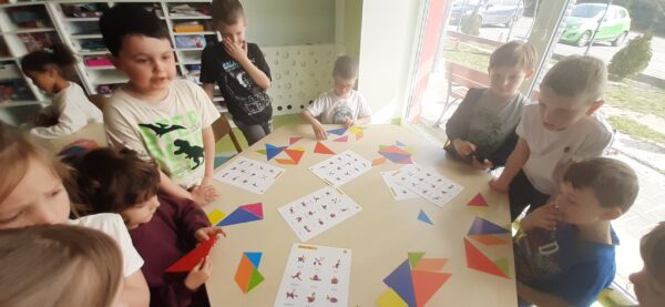 Misie pracują z tangramami.