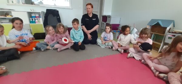 Misie biorą udział w zajęciach edukacyjnych we współpracy z przedstawicielami Komendy Miejskiej Policji w Białej Podlaskiej.