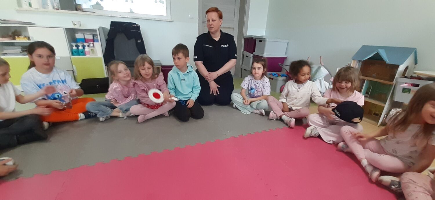 Misie biorą udział w zajęciach edukacyjnych we współpracy z przedstawicielami Komendy Miejskiej Policji w Białej Podlaskiej.