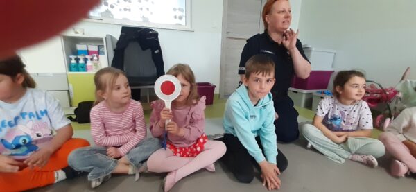 Misie biorą udział w zajęciach edukacyjnych we współpracy z przedstawicielami Komendy Miejskiej Policji w Białej Podlaskiej.