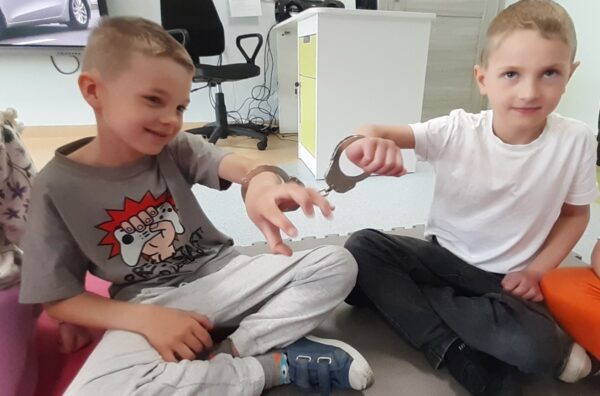 Misie biorą udział w zajęciach edukacyjnych we współpracy z przedstawicielami Komendy Miejskiej Policji w Białej Podlaskiej.