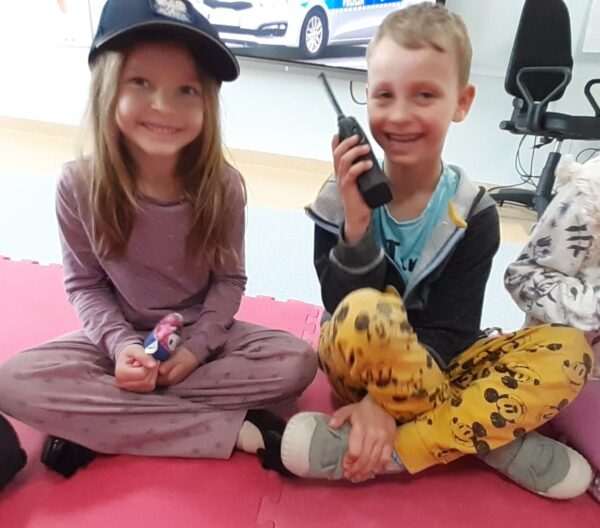 Misie biorą udział w zajęciach edukacyjnych we współpracy z przedstawicielami Komendy Miejskiej Policji w Białej Podlaskiej.