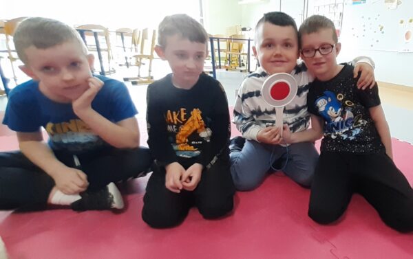 Misie biorą udział w zajęciach edukacyjnych we współpracy z przedstawicielami Komendy Miejskiej Policji w Białej Podlaskiej.