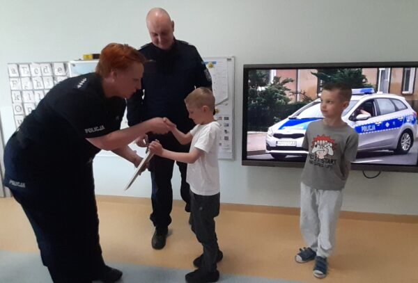 Misie biorą udział w zajęciach edukacyjnych we współpracy z przedstawicielami Komendy Miejskiej Policji w Białej Podlaskiej.
