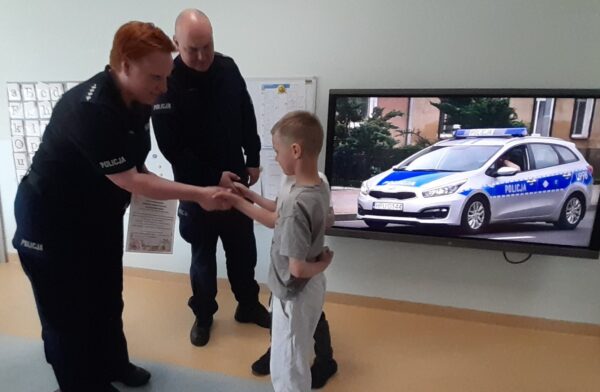 Misie biorą udział w zajęciach edukacyjnych we współpracy z przedstawicielami Komendy Miejskiej Policji w Białej Podlaskiej.