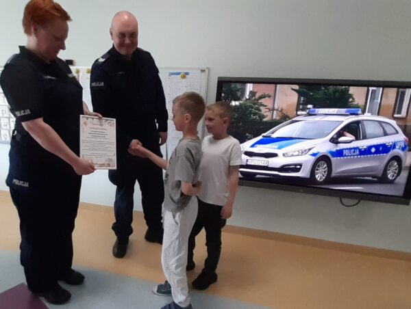 Misie biorą udział w zajęciach edukacyjnych we współpracy z przedstawicielami Komendy Miejskiej Policji w Białej Podlaskiej.