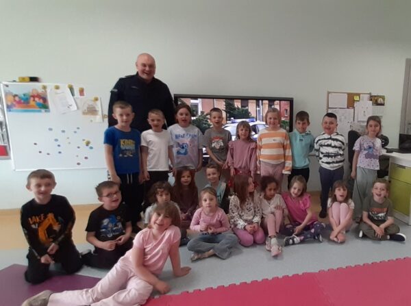 Zdjęcia pamiątkowe Misiów z przedstawicielami Komendy Miejskiej Policji w Białej Podlaskiej.