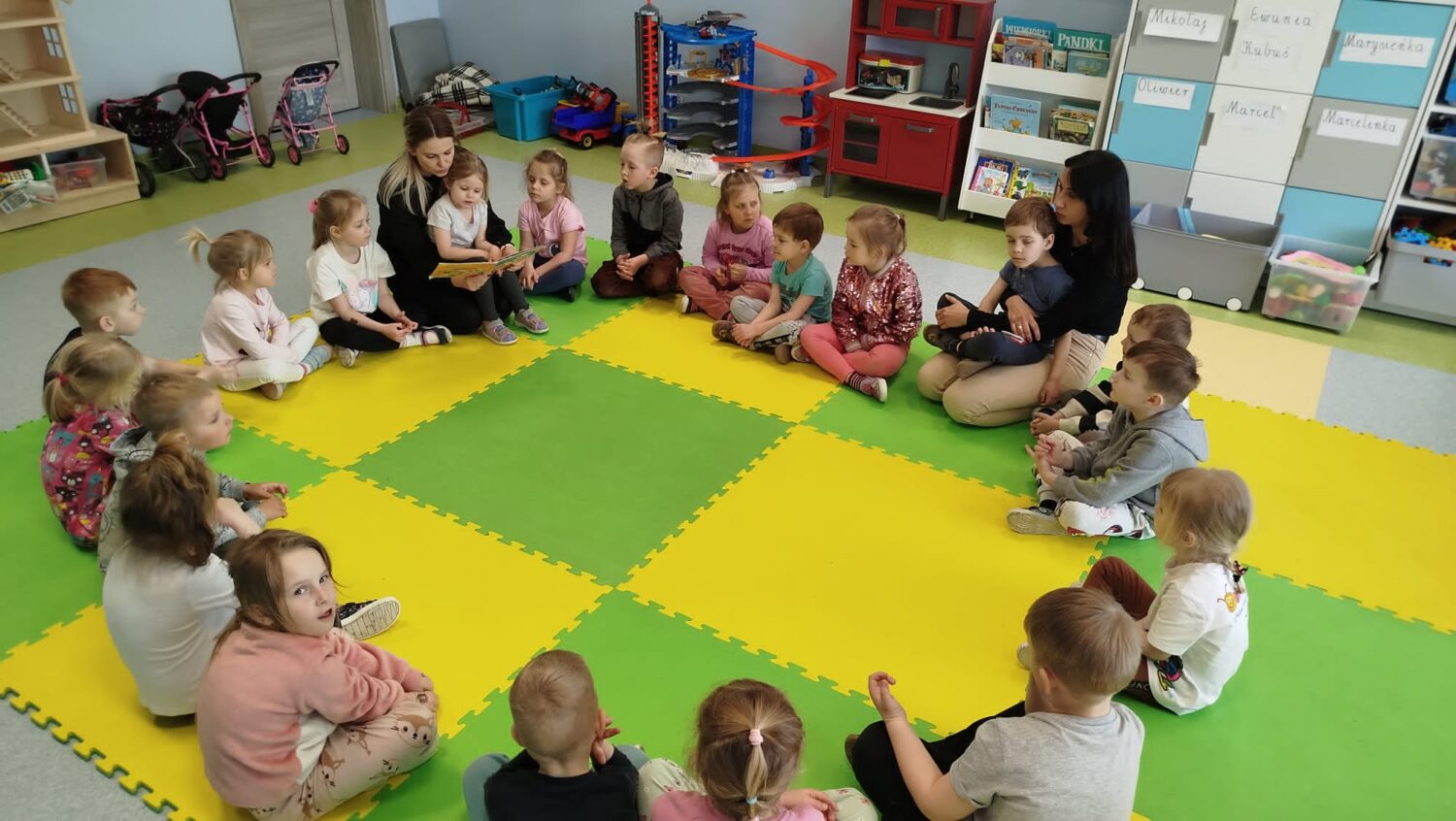 Dzieci słuchają z zainteresowaniem