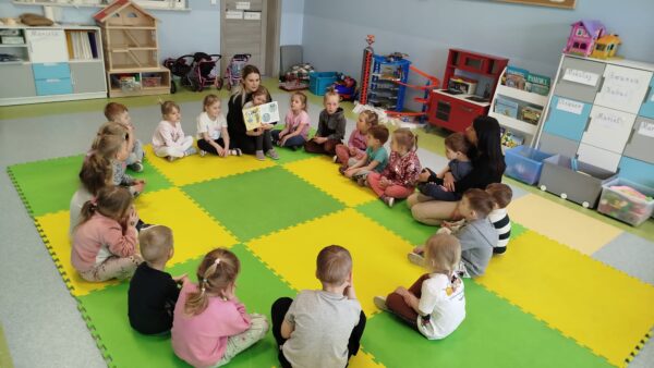 Pani Ola czyta przedszkolakom