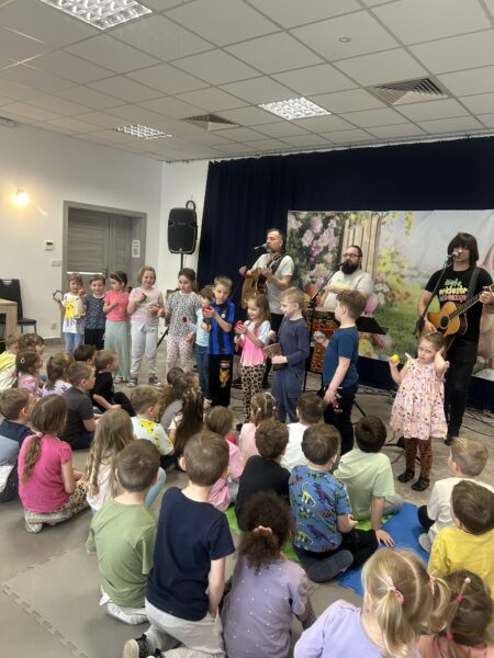 Przedszkolaki biorą aktywny udział w koncercie