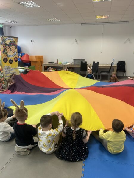 Zabawa z chustą animacyjną