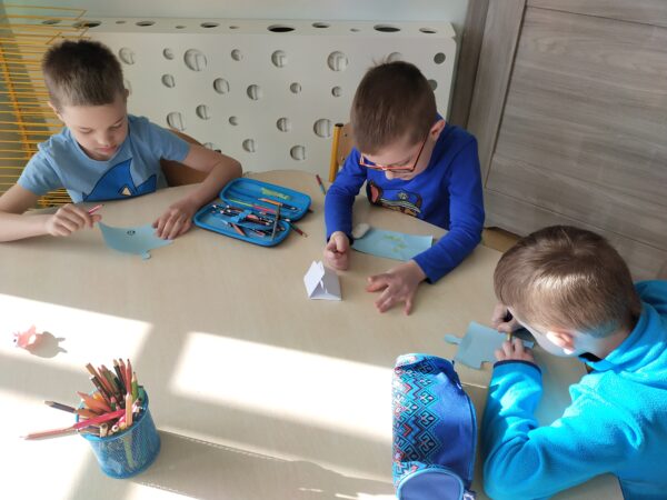 Misie zastanawiają się, jaka zabawa w przedszkolu sprawia, że czują się: "happy, good or wonderful"