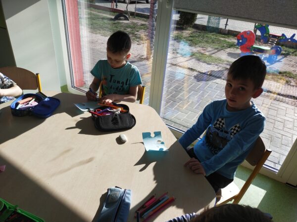 Chłopcy rysują ulubione zabawy i zabawki (toys)