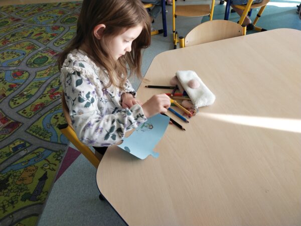 Dominika bardzo lubi malować w przedszkolu