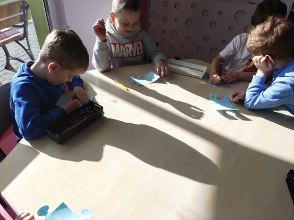 Jeżyki rysują na swojej części ( puzzelku), co najbardziej lubią robić w przedszkolu