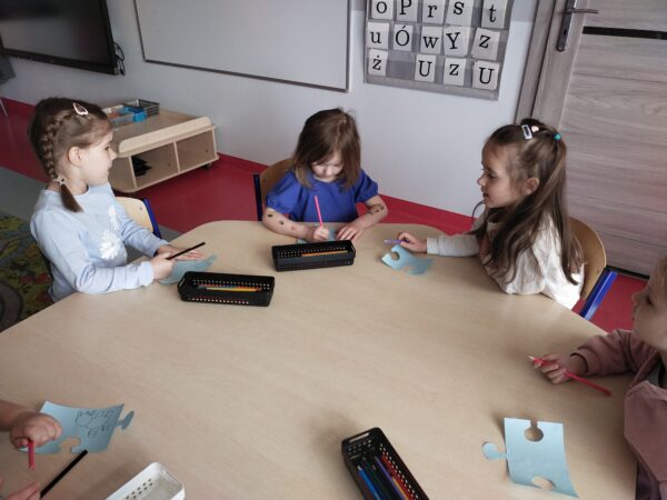Dziewczynki kolorują swoje puzzle