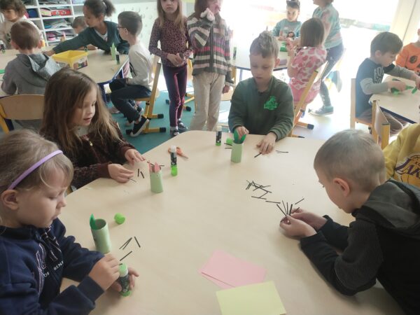 Misie przyklejają uszka i wąsy do swoich króliczków