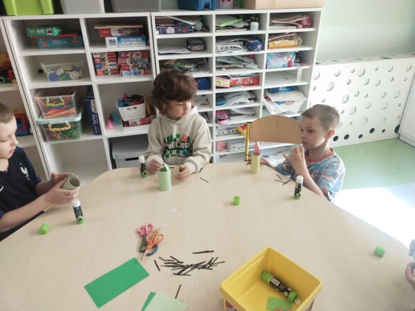 Chłopcy wyklejają swoje króliki, utrwalając słowo "bunny"