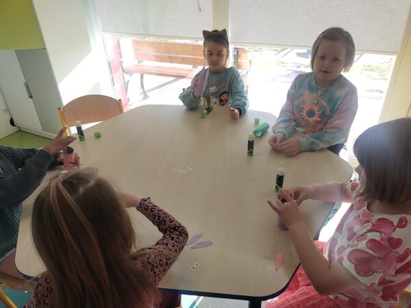 Dziewczynki wybierają kolory uszek dla swoich królików