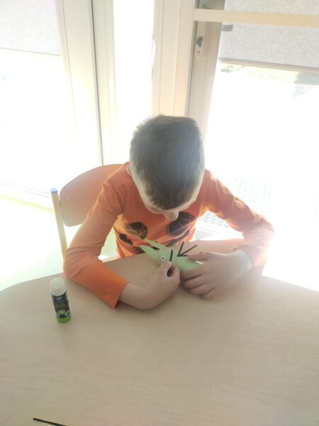 Mikołaj starannie przykleja wąsy królika