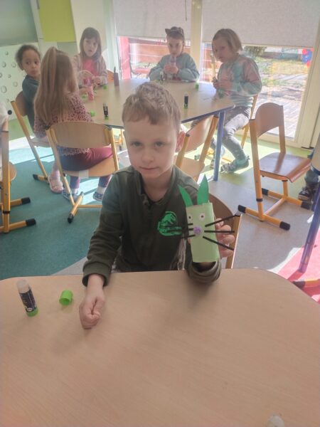 Olek prezentuje swojego króliczka