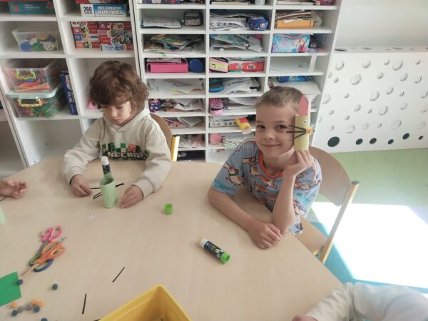 Przedszkolaki wybierają kolor puszystego noska dla króliczka