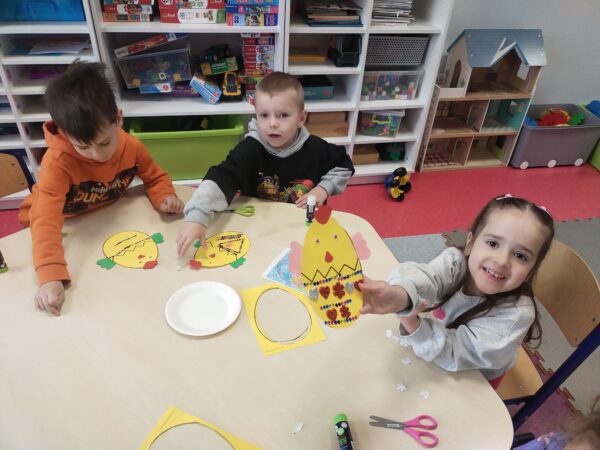 Przedszkolaki poznały słowa, związane z Wielkanocą: Easter, chicken, Easter egg i bunny