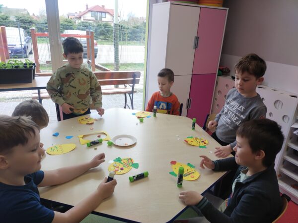 Jeżyki wyklejają kurczaki i dekorują jajko