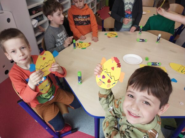 Chłopcy prezentują udekorowane jajka