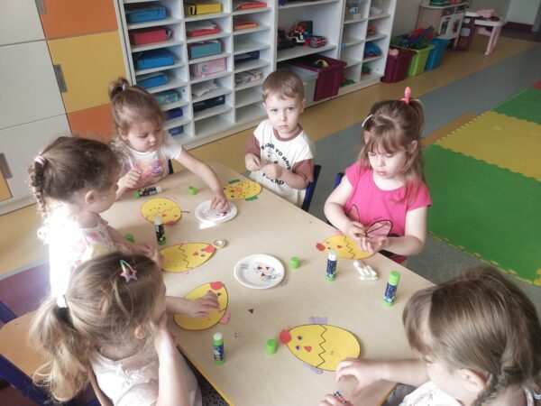 Motylki dekorują jajka