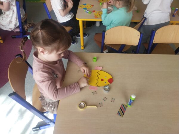 Amelka wykleja jajko