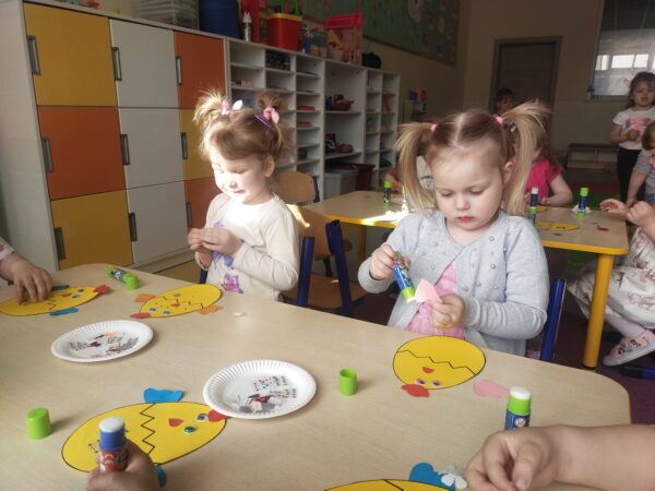 Dziewczynki przyklejają skrzydełka