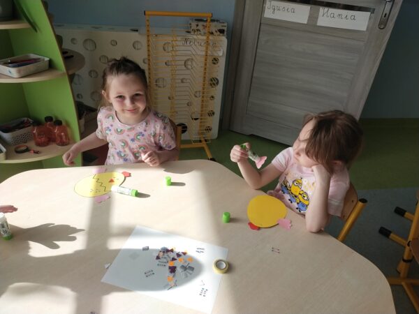 Dziewczynki wyklejają kurczaki