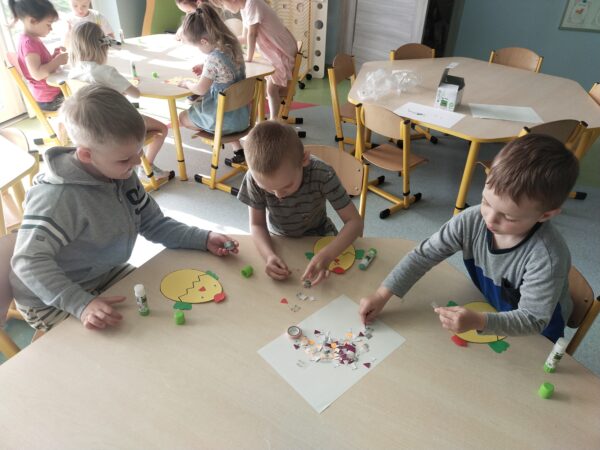 Chłopcy dekorują jajka