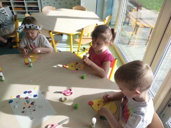 Przedszkolaki po utrwaleniu słów: "Easter, chicken, bunny" i "Easter egg" dekorują jajka