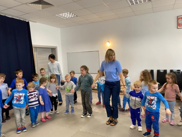 Misie świętują wspólnie z dziećmi z innych grup przedszkolnych Światowy Dzień Świadomości Autyzmu.