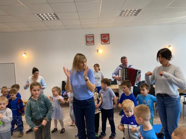 Misie świętują wspólnie z dziećmi z innych grup przedszkolnych Światowy Dzień Świadomości Autyzmu.