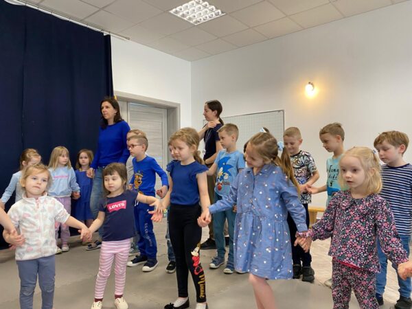 Misie świętują wspólnie z dziećmi z innych grup przedszkolnych Światowy Dzień Świadomości Autyzmu.