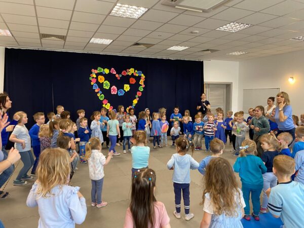 Misie świętują wspólnie z dziećmi z innych grup przedszkolnych Światowy Dzień Świadomości Autyzmu.